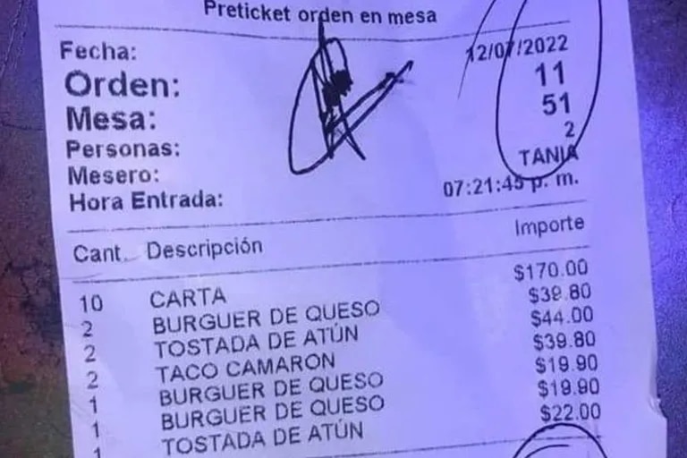 The hateful message that a customer left a girl on the ticket sparked outrage in the networks