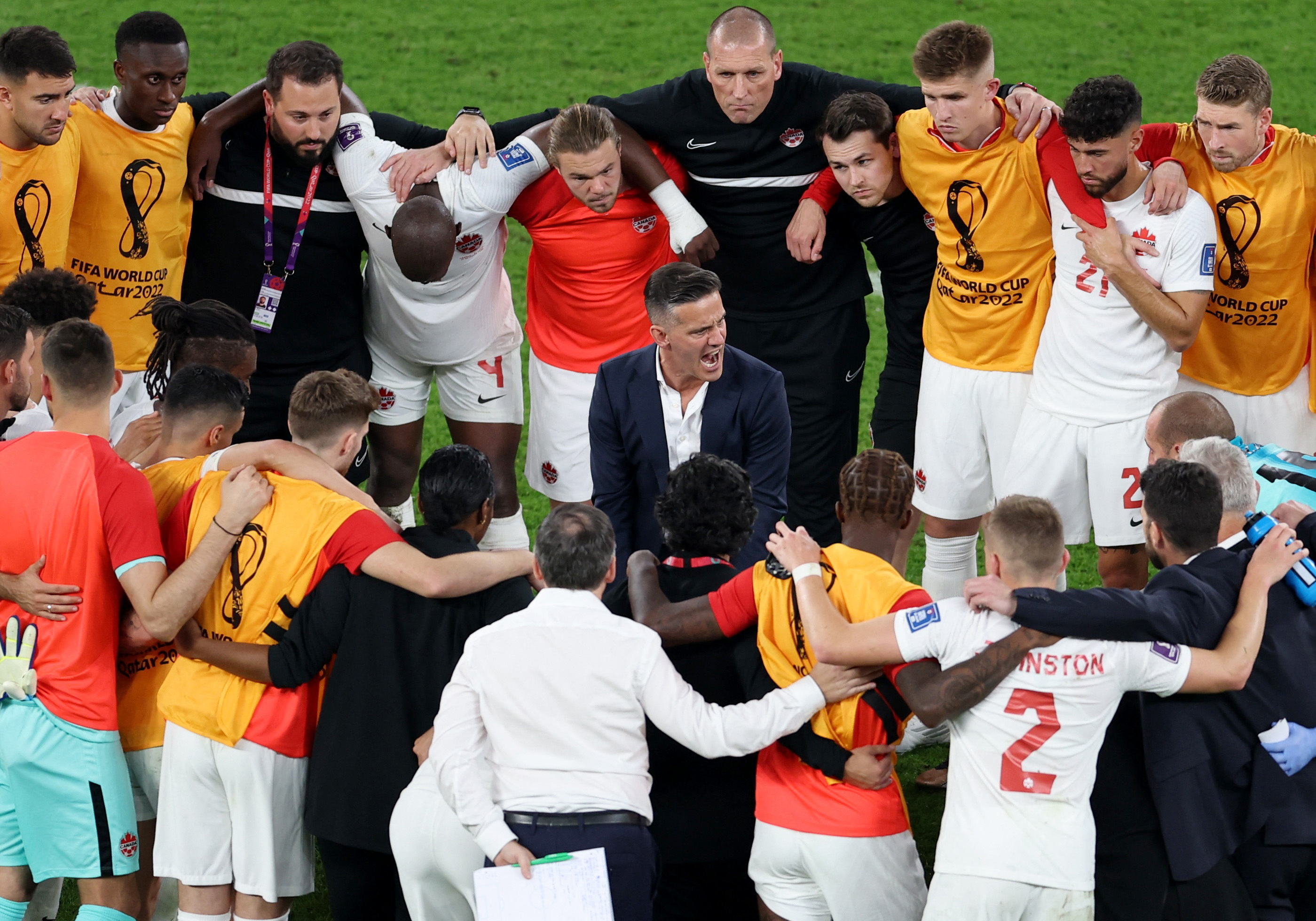 John Herdman in conversation with his players (Reuters/Molly Darlington)